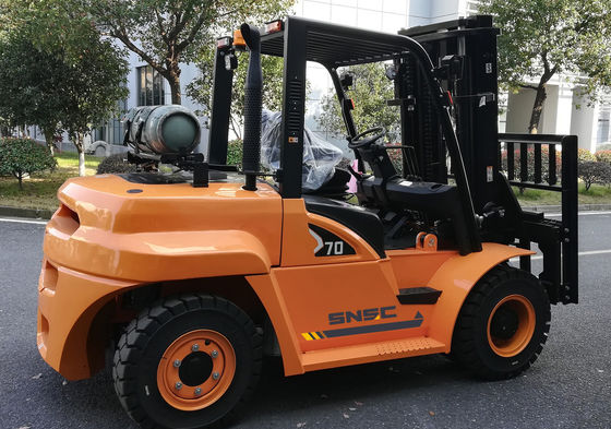 CE 7 トンプロパンガスフォークリフト