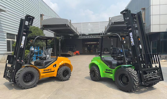 3000kg-5000kg 4wd 荒地フォークリフト オフロードフォークリフト リフト トラック